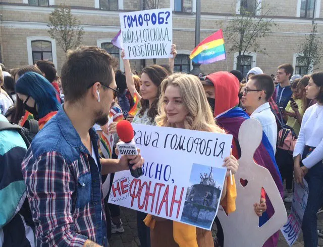 Під свист яєць в польоті і сльозогінний газ: у Харкові пройшов Марш рівності