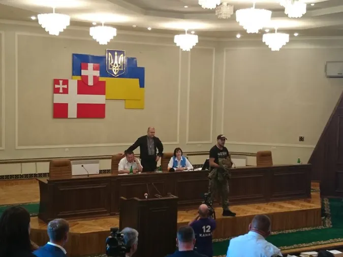 Чоловік приніс у Волиньраду протигаз: дістав сморід (фото)