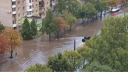 Зупинилися тролейбуси: у Луцьку затопило проспект Відродження (фото, відео)