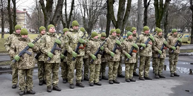 Юні та не дуже: у Луцьку новобранці-прикордонники склали присягу (фото)