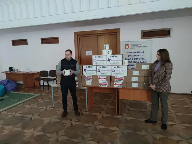 У Луцьку батькам дітей роздають допомогу від американських благодійників (фото, відео)