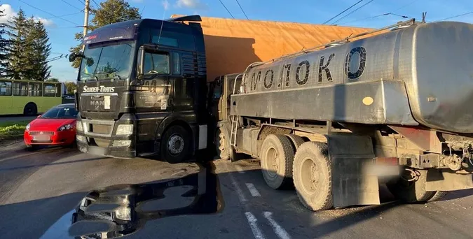 У Луцьку на перехресті молоковоз вткнувся у фуру (фото, відео)