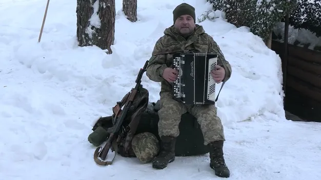 Прихопив баян на службу: боєць волинської тероборони пише пісні про Перемогу (відео)