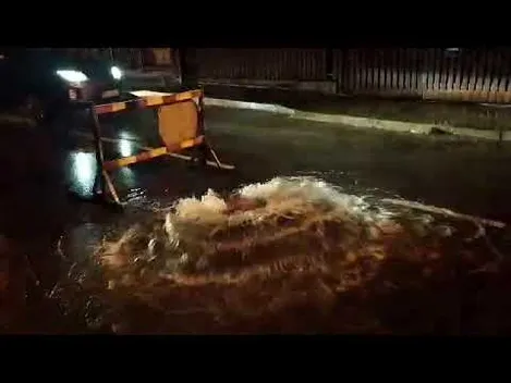 У Луцьку посеред дороги б’є «фонтан» із гарячої води (відео)