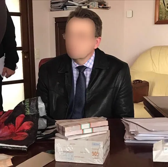 У Луцьку на хабарі затримали керівника підрозділу облспоживспілки (фото)