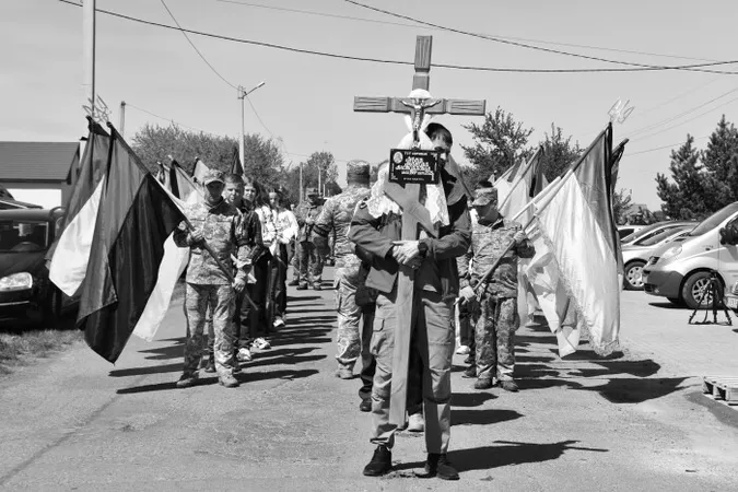 Загинув на Донеччині: Луцька громада попрощалася з Анатолієм Левчуком (фото)