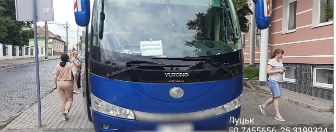 Зухвале паркування: у Луцьку «кинули» автобус на тротуарі біля будівлі муніципалів (фото)