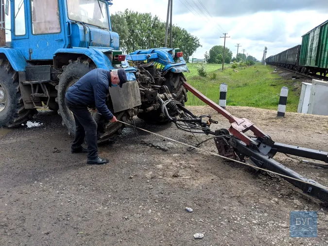На Волині поїзд наїхав на трактор (фото, відео)