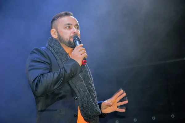 Незабаром ведучий покликав танцівниць на сцену...
