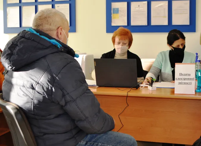 Податківці-ветерани переконали понад 250 луцьких підприємців звітувати онлайн