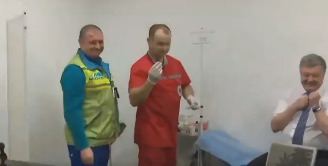 Порошенко прийшов здавати аналізи в медпункті «Олімпійського» (відео)