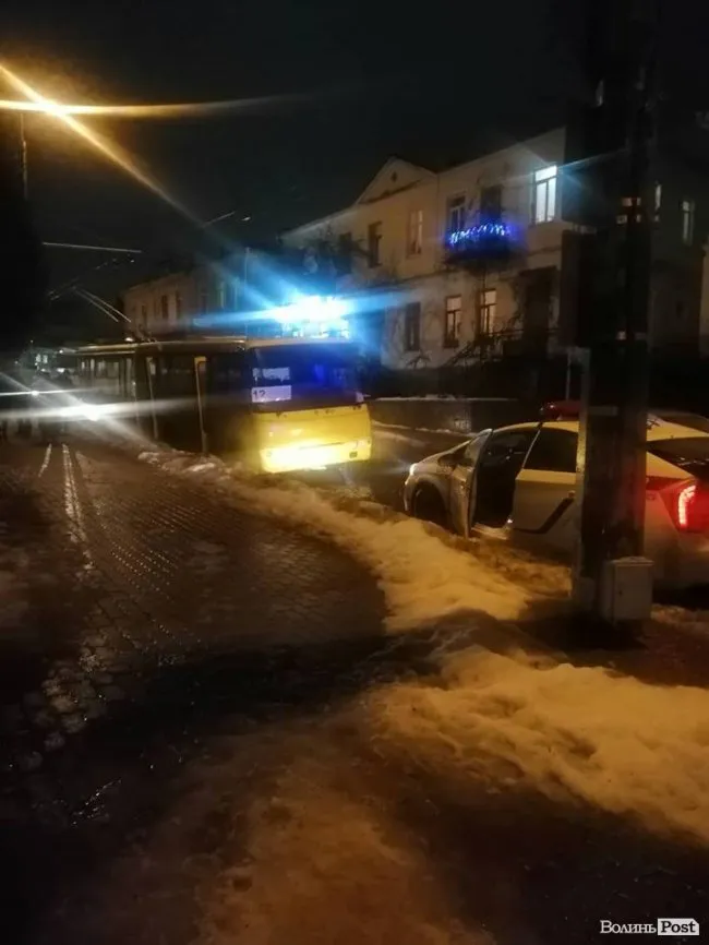 У Луцьку маршрутка затиснула руку 2-річній дитині і протягла її по асфальті