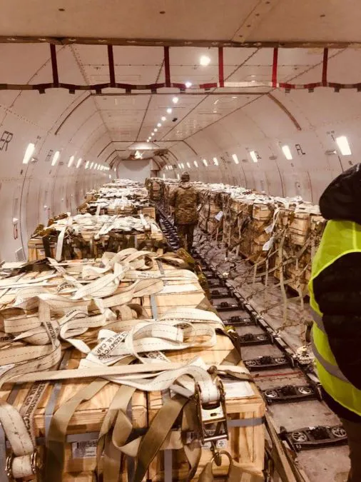 «Далі буде»: до України прибув восьмий літак із 86 тоннами допомоги США (фото)
