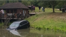 Під Луцьком під час відпочинку втопили авто (фото)