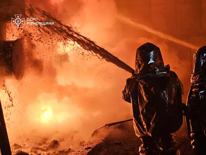 Внаслідок ворожого удару на Рівненщині сталася масштабна пожежа (фото)