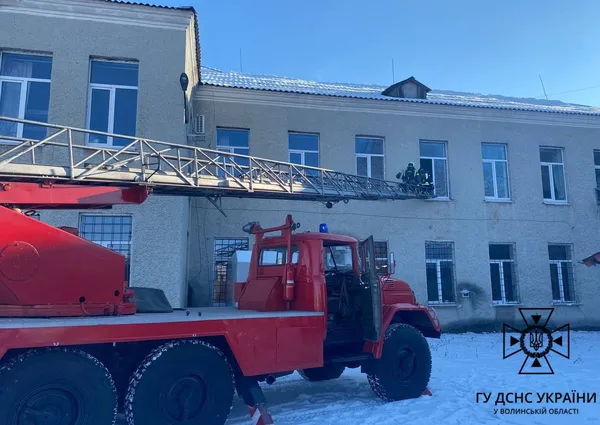 На швейній фабриці у Нововолинську працювали рятувальники (фото)