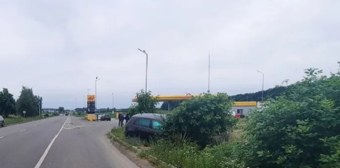 Біля АЗС під Луцьком зіткнулися BMW та Volkswagen (фото)