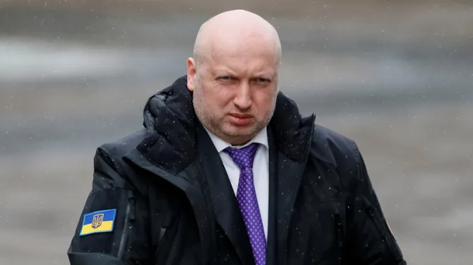 Турчинов застеріг владу від спроби посадити літак, в якому прибуває Порошенко, на іншому летовищі