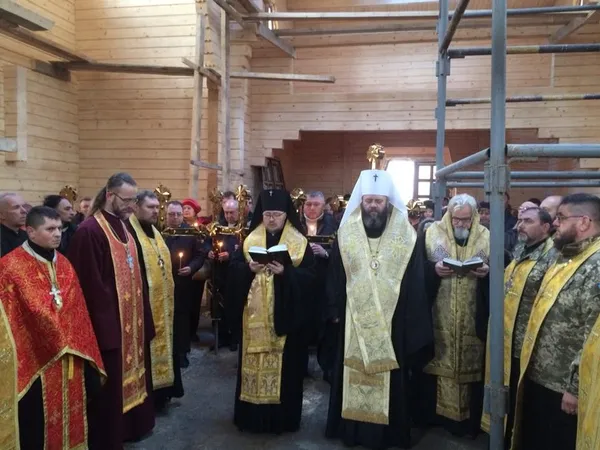 У Волновасі освятили хрести на храм, який допомагали зводити лучани (фото)