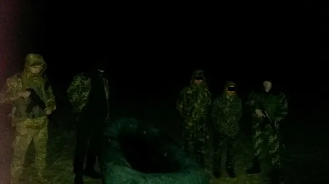 Контрабанда у човні: волиняни переправили 24 ящики сигарет