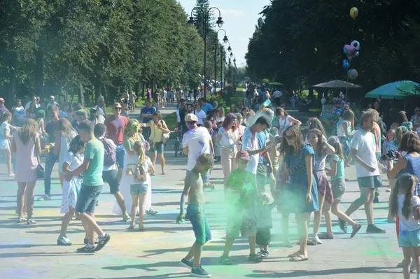 Забарвлені та щасливі: у Луцьку кольорові святкування Дня молоді (фото) 