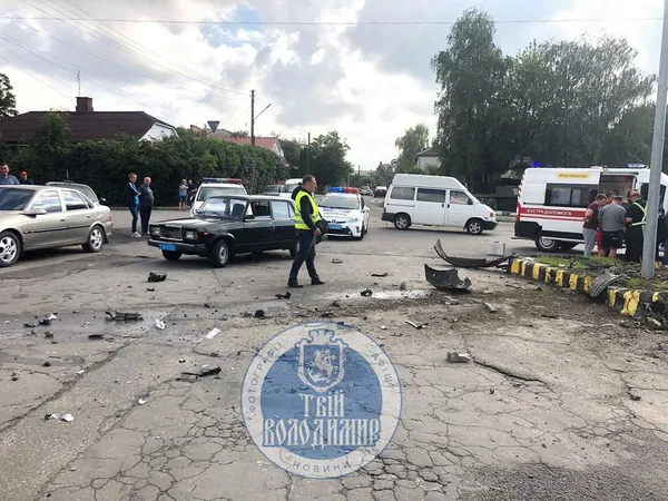 У Володимирі – автотроща на перехресті (фото, відео)