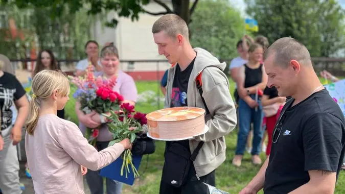 У громаді на Волині зустріли звільнених з полону військовослужбовців (фото)