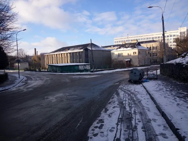 Навіс поставили, але смітник в Луцьку мокне на дорозі (фото)