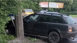 У Луцьку п'яний на Audi збив дорожній знак на переході (фото)