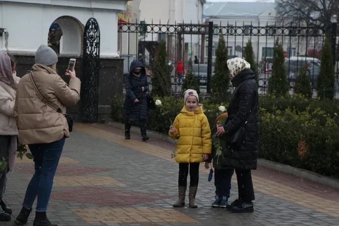 У луцькому соборі митрополит Михаїл роздавав жінкам білі троянди (фото)