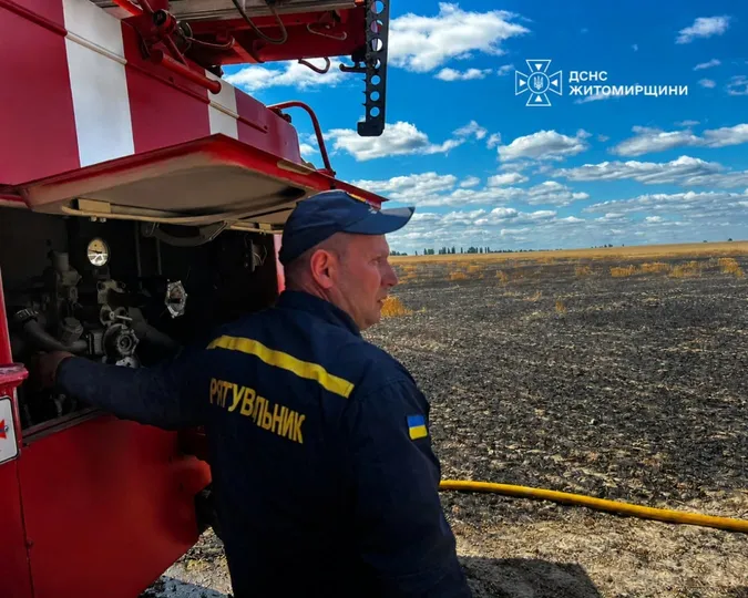На Житомирщині через російську атаку вигоріло пшеничне поле