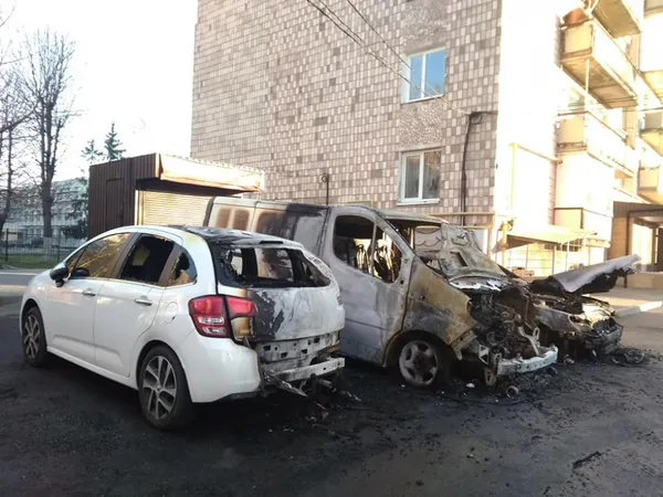Вночі на 40-му кварталі в Луцьку згоріли три автівки (фото)