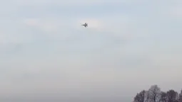 Небезпечні маневри винищувача над Луцьком. Частина 2 (відео)