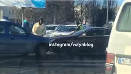 У Луцьку біля ТЦ «Глобус» сталася дорожньо-транспортна пригода (відео)