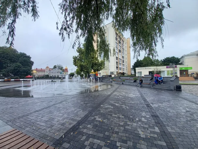 Фонтан у центрі Луцька працює навіть в дощ (фото, відео)