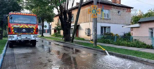 Затопило: у Луцьку за добу 13 разів відкачували воду з підвалів і дворів (фото)