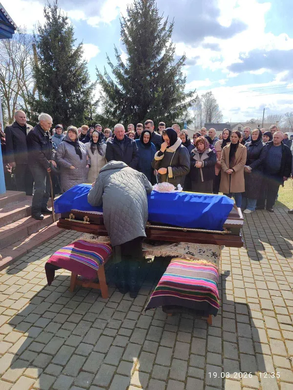 Дві громади у жалобі: на Волині в останню дорогу провели захисника Андрія Гудика (фото)