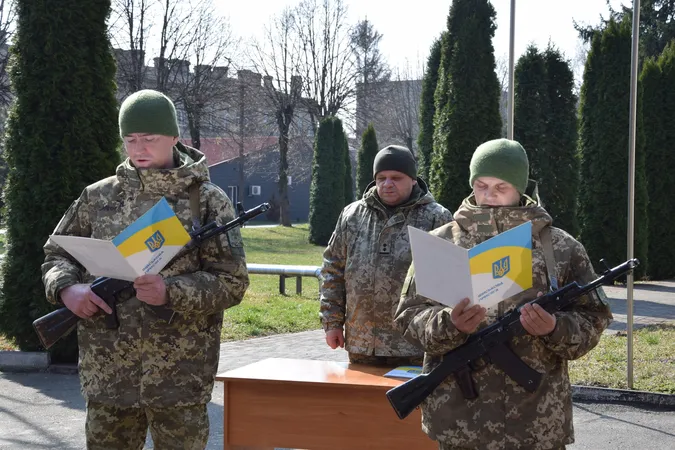 Мобілізовані та контрактники, чоловіки та жінки: у Луцьку склали присягу прикордонники (фото)