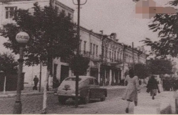 На яких автомобілях їздили у Луцьку понад пів століття тому (ретрофото)