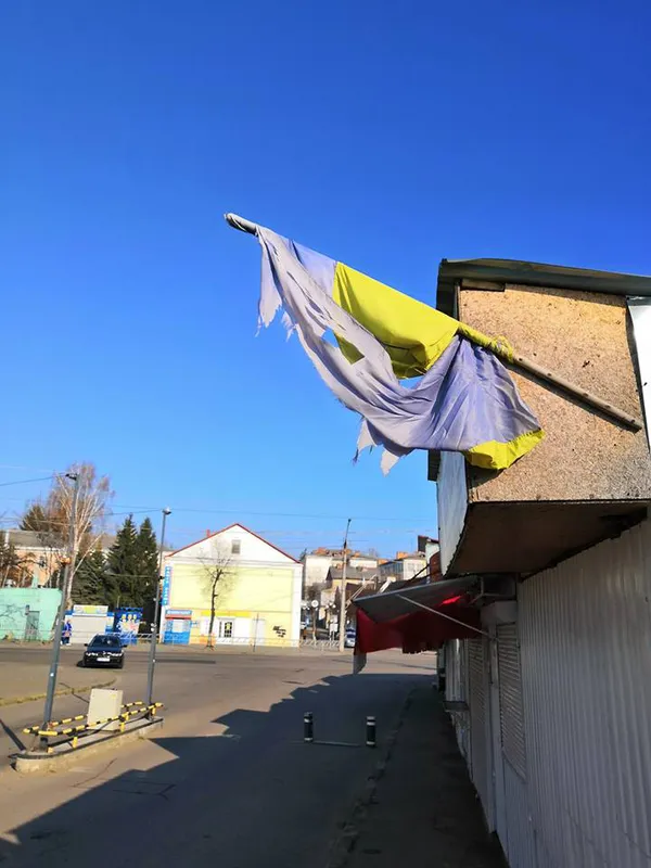 У Луцьку біля Старого ринку висить пошарпаний український стяг (фотофакт)