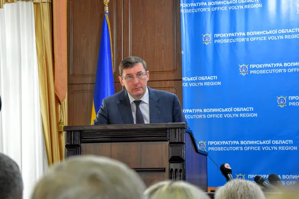 Ще хвилька – і Луценко вже біля кафедри