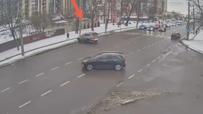 У Луцьку на Рівненській легковик влетів у бетонну опору (відео)