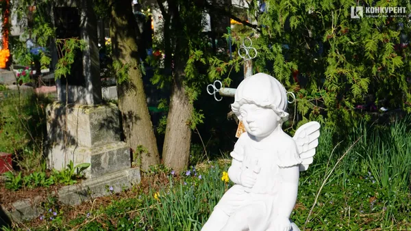 «У Бога всі живі, у нього немає мертвих»: як лучани проводять поминальну неділю (фото)
