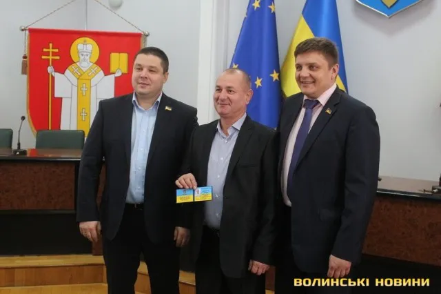 А це - фракція «радикалів»: Костянтин Петрочук, Аркадій Соломатін та Сергій Була. Під прапорами Ляшка ці чоловіки працювали недовго. Проте вони змогли «пережити» відкликання з ради та стати «цеглинами» для міцності нової більшості у раді.