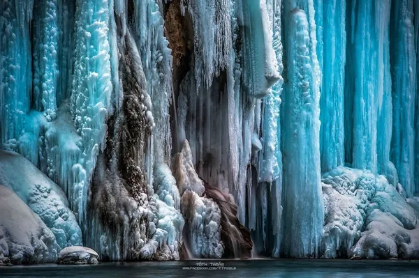 Фотограф показав неймовірні світлини замерзлих водоспадів