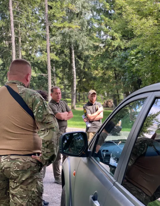 Автівки, обладнання, техніка: волонтери з Латвії і волинські лісівники спільно допомагають ЗСУ (фото)