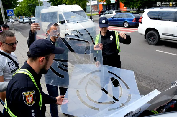Зніми навушники: у Луцьку на переходах розмістили попереджувальні знаки (фото)