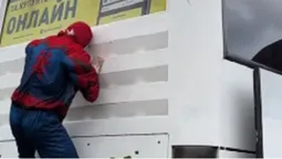 У Луцьку людина-павук повзала по маршрутках (відео)