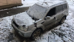 Через засніжені кабелі у Луцьку потрощило машину