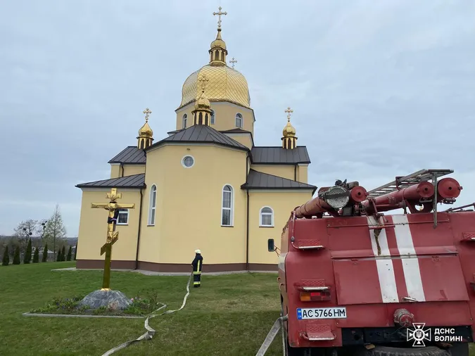 На варті духовності та безпеки: волинські рятувальники відпрацювали гасіння пожеж у церквах (фото)